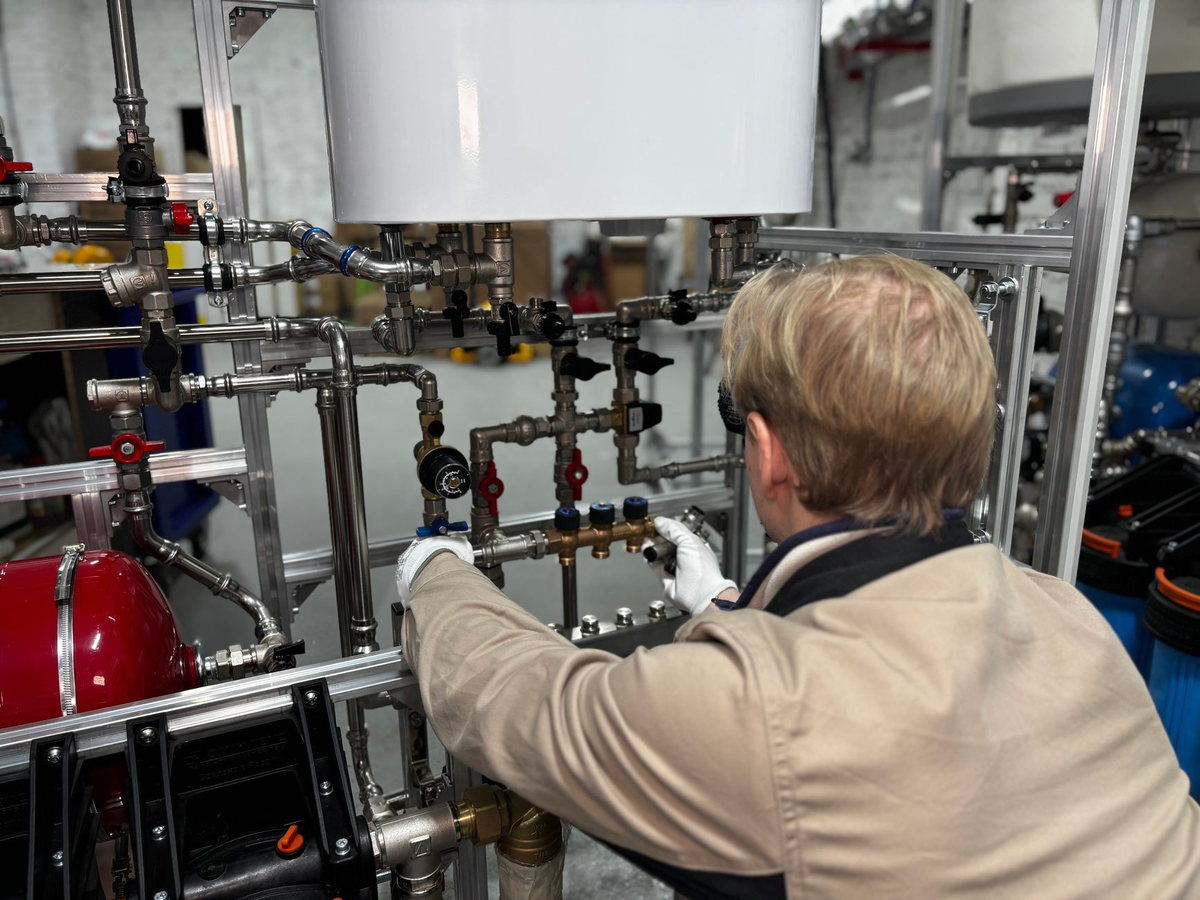 Hydraulik przy pracy - Hydraulika JB Grupa